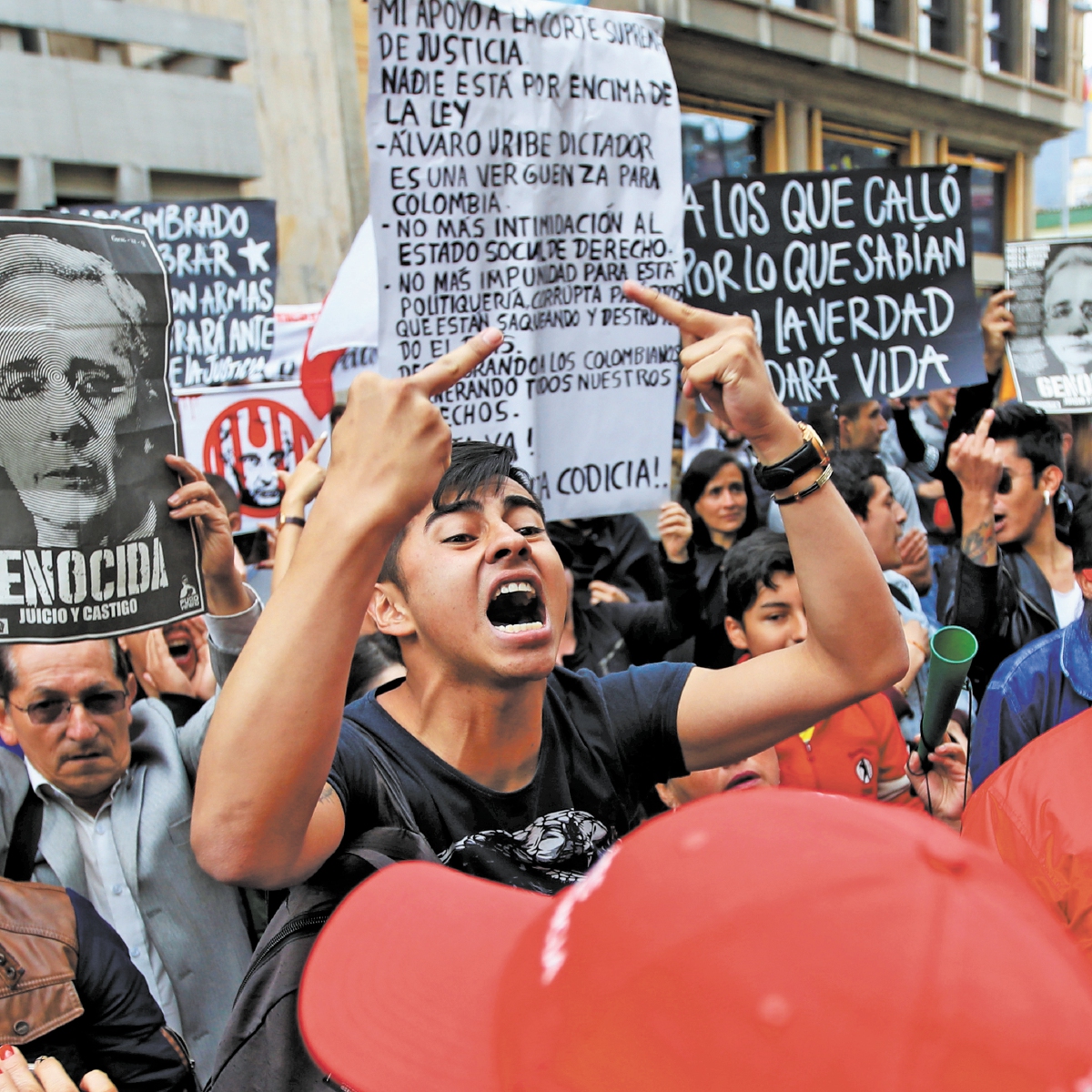 Corte vincula a Uribe a proceso por fraude