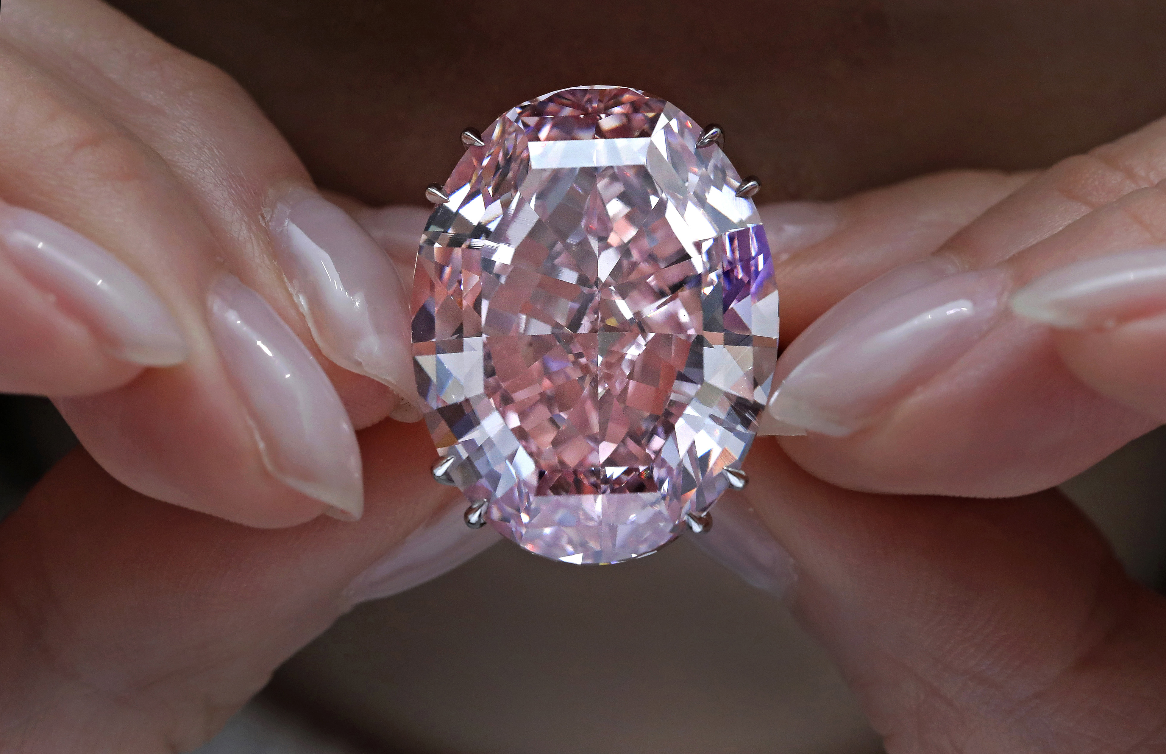 Venden diamante rosa en 71.2 millones de dólares