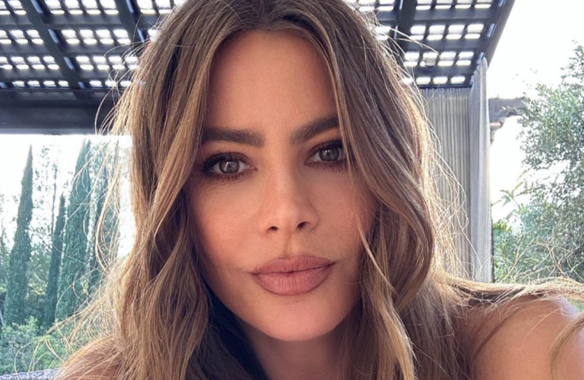 Sofía Vergara, la reina de las selfies, cautiva con un corsé de encaje rosa