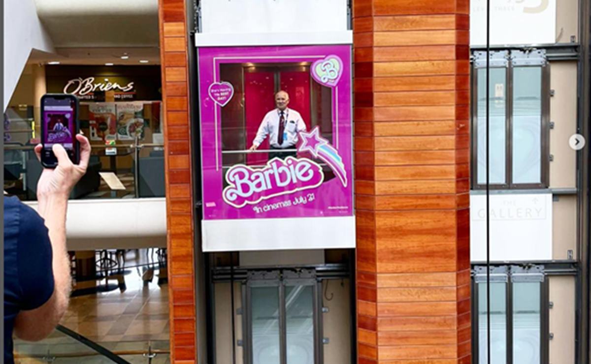 Centro comercial lleva Barbie a otro nivel; transforma elevador en caja de muñeca