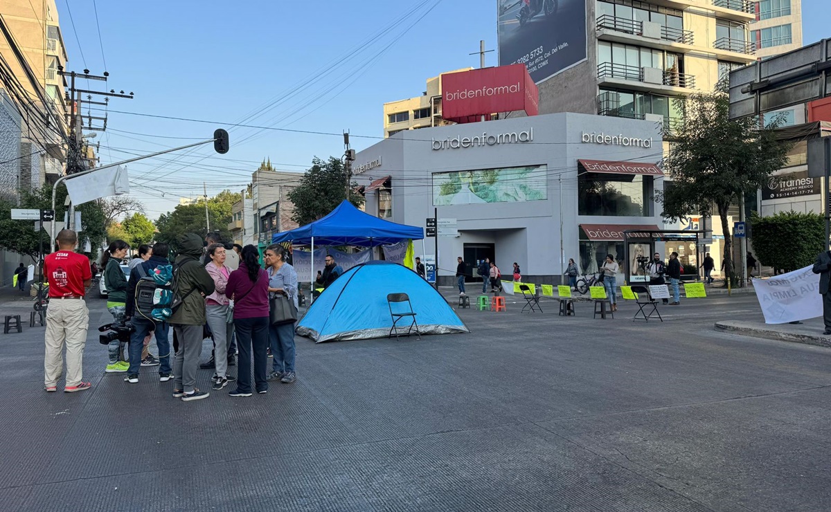 Vecinos de Benito Juárez mantienen cerrada la circulación sobre Insurgentes y Xola en protesta por agua contaminada