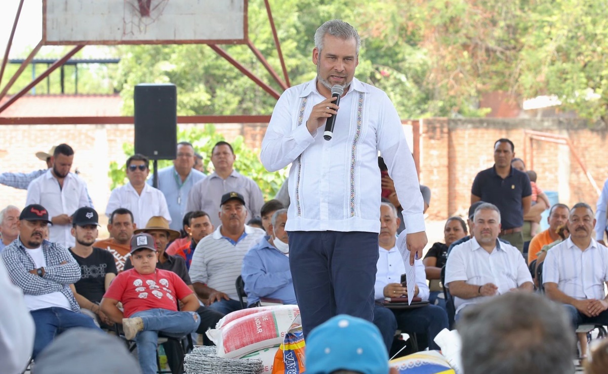 En Aguililla, gobernador de Michoacán advierte que no cederá en lucha contra criminales