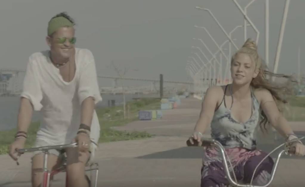 Shakira y Carlos Vives estrenan video de "La Bicicleta"