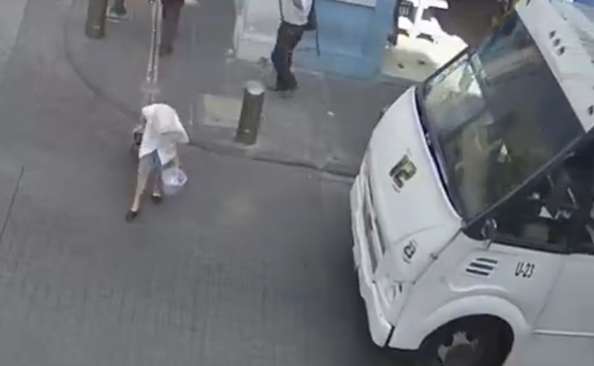 VIDEO: Chofer de microbús atropella a abuelita en calles de Puebla