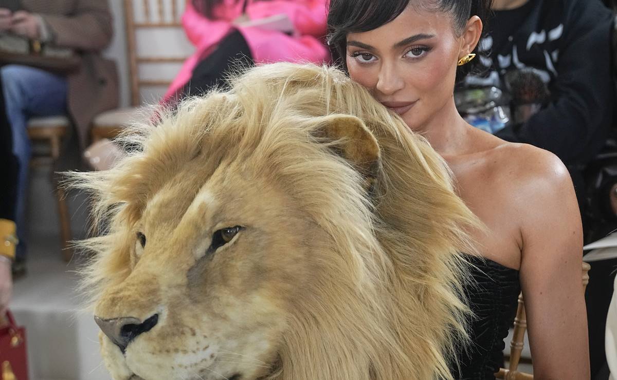 Kylie Jenner estalla polémica al usar vestido con cabeza de león en Francia