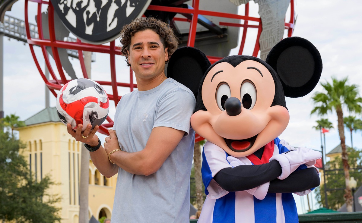 Memo Ochoa y Mickey Mouse sorprenden a jugadores de fútbol juvenil en Walt Disney World