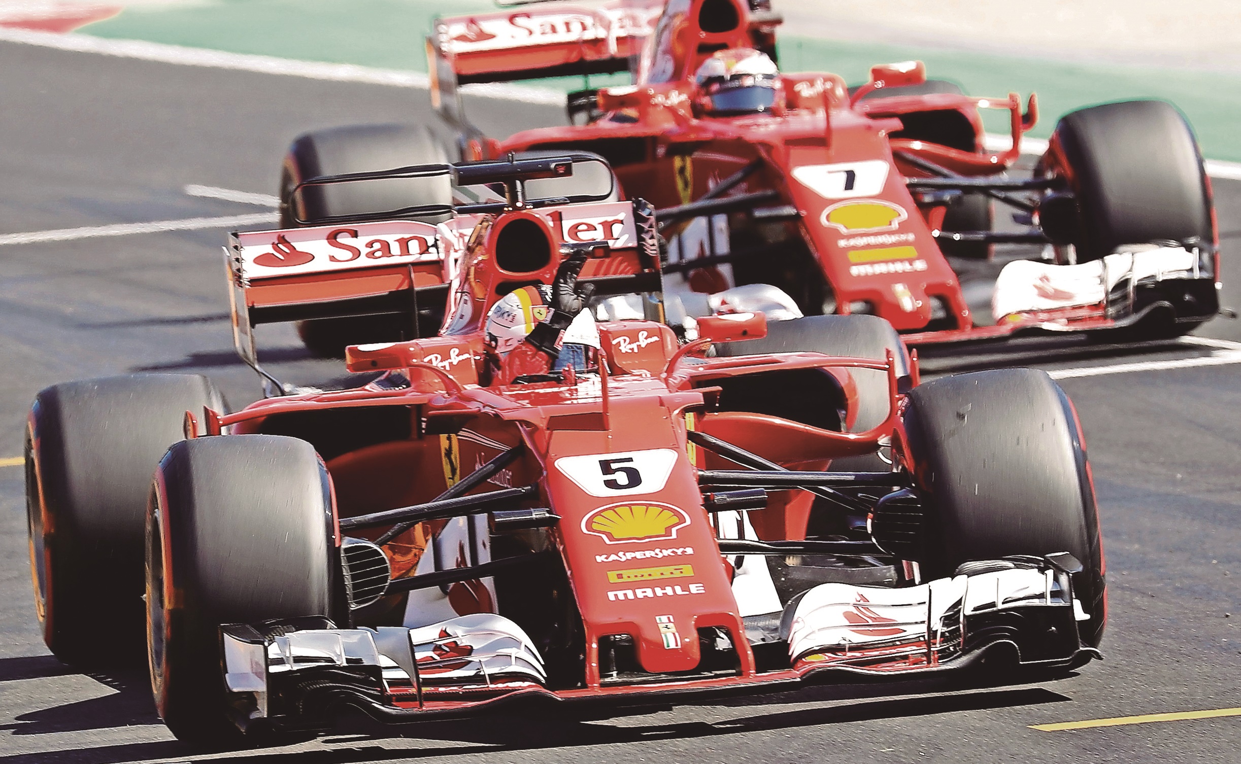 Vettel pisa acelerador