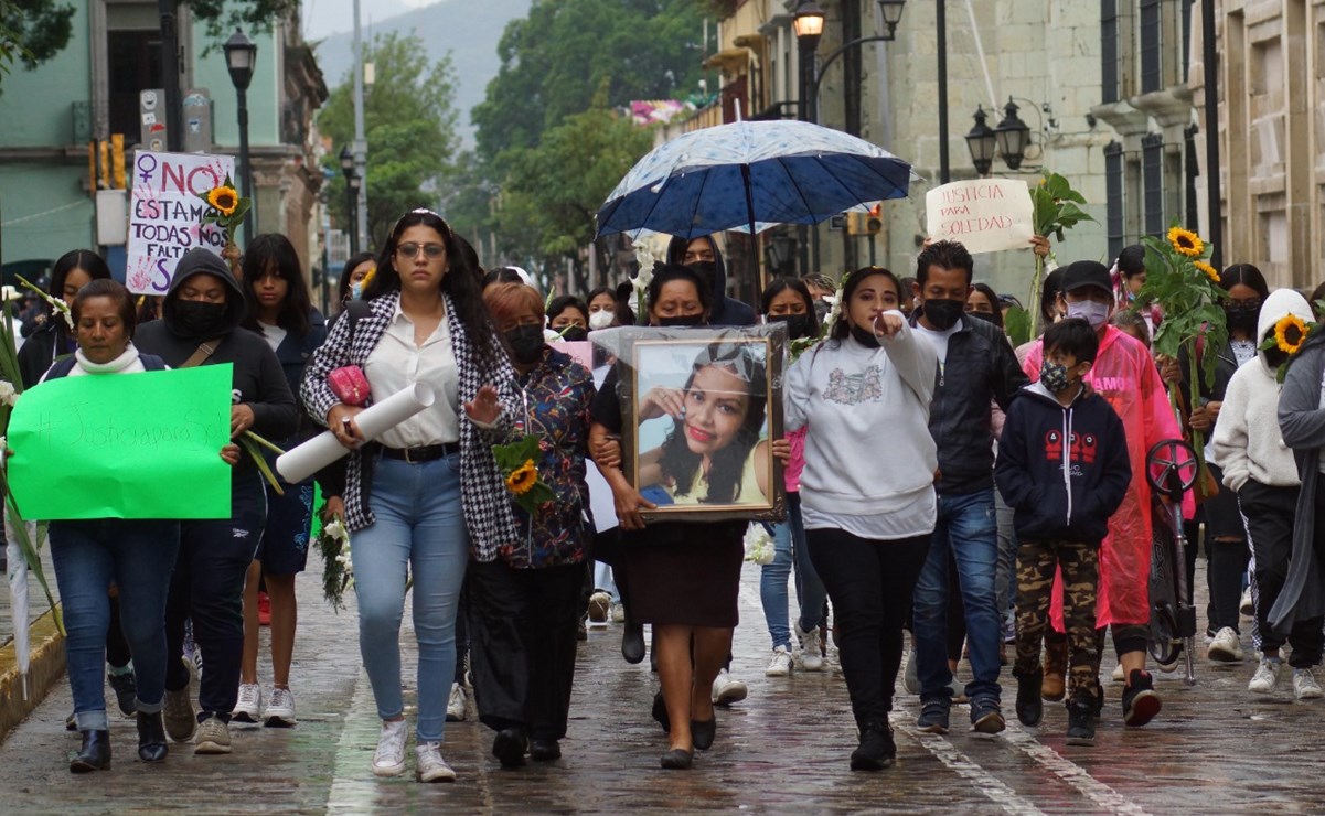 Bajo la lluvia en Oaxaca, familiares exigen justicia para “Solecito”, asesinada por su pareja 