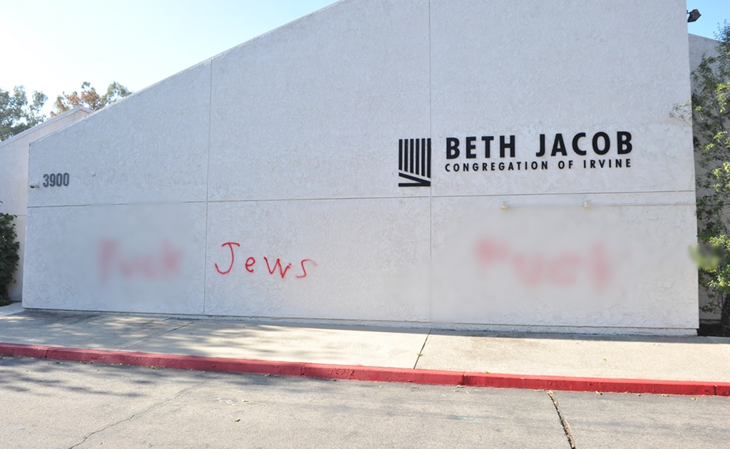 Vandalizan sinagoga en California con mensajes de odio a comunidad judía 
