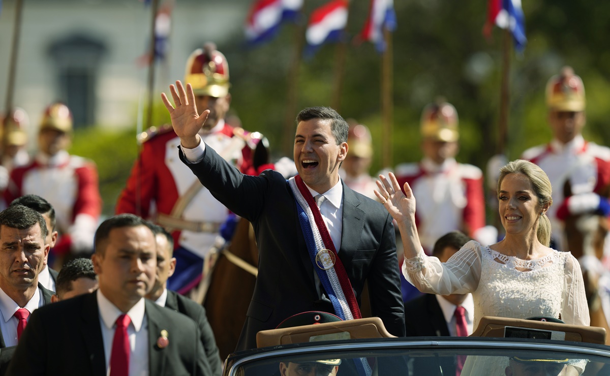 Santiago Peña asume la Presidencia de Paraguay y promete trabajar por la prosperidad del país
