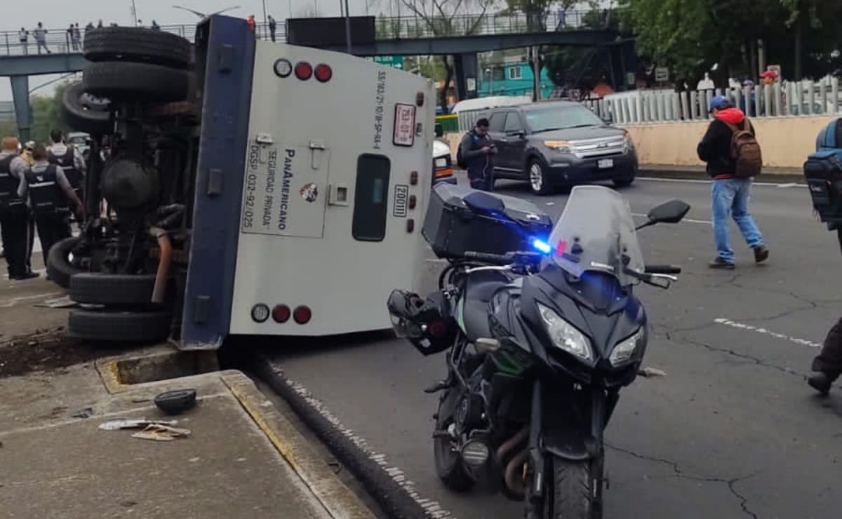 Volcadura de una camioneta de valores deja un custodio herido en Azcapotzalco