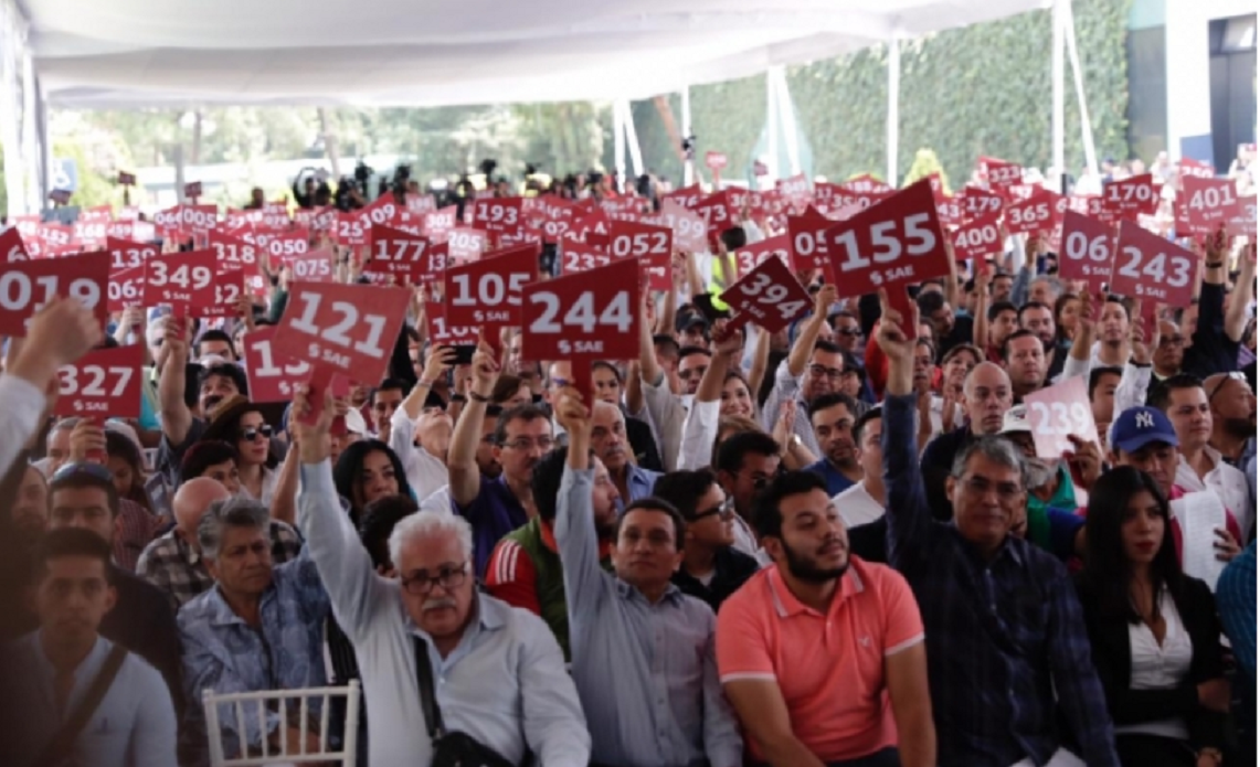 Subasta en Los Pinos: El vocho de los 10 mil pesos se vendió en 65 mil