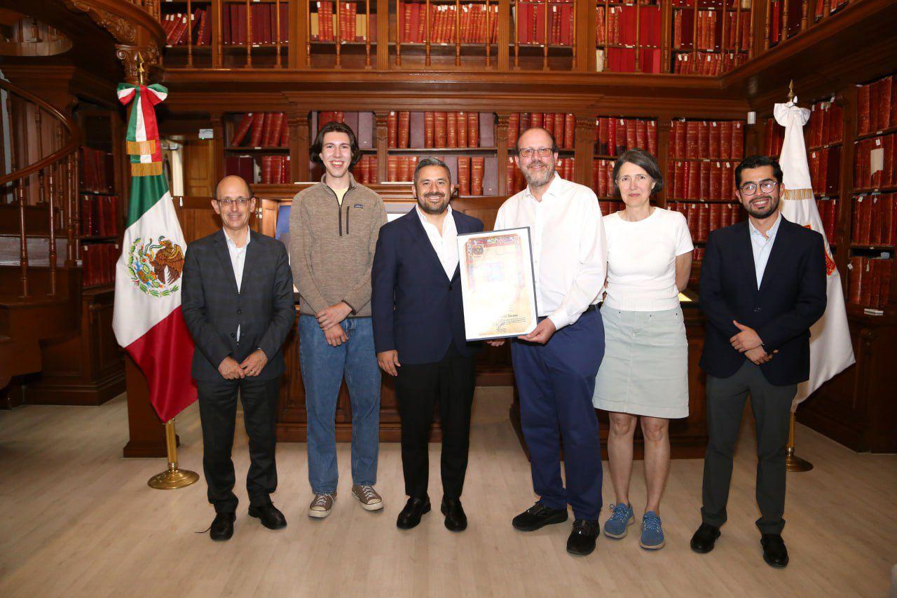 Ayuntamiento de Puebla otorga copia de Cédula Real al Premio Nobel Michael Robert Kremer