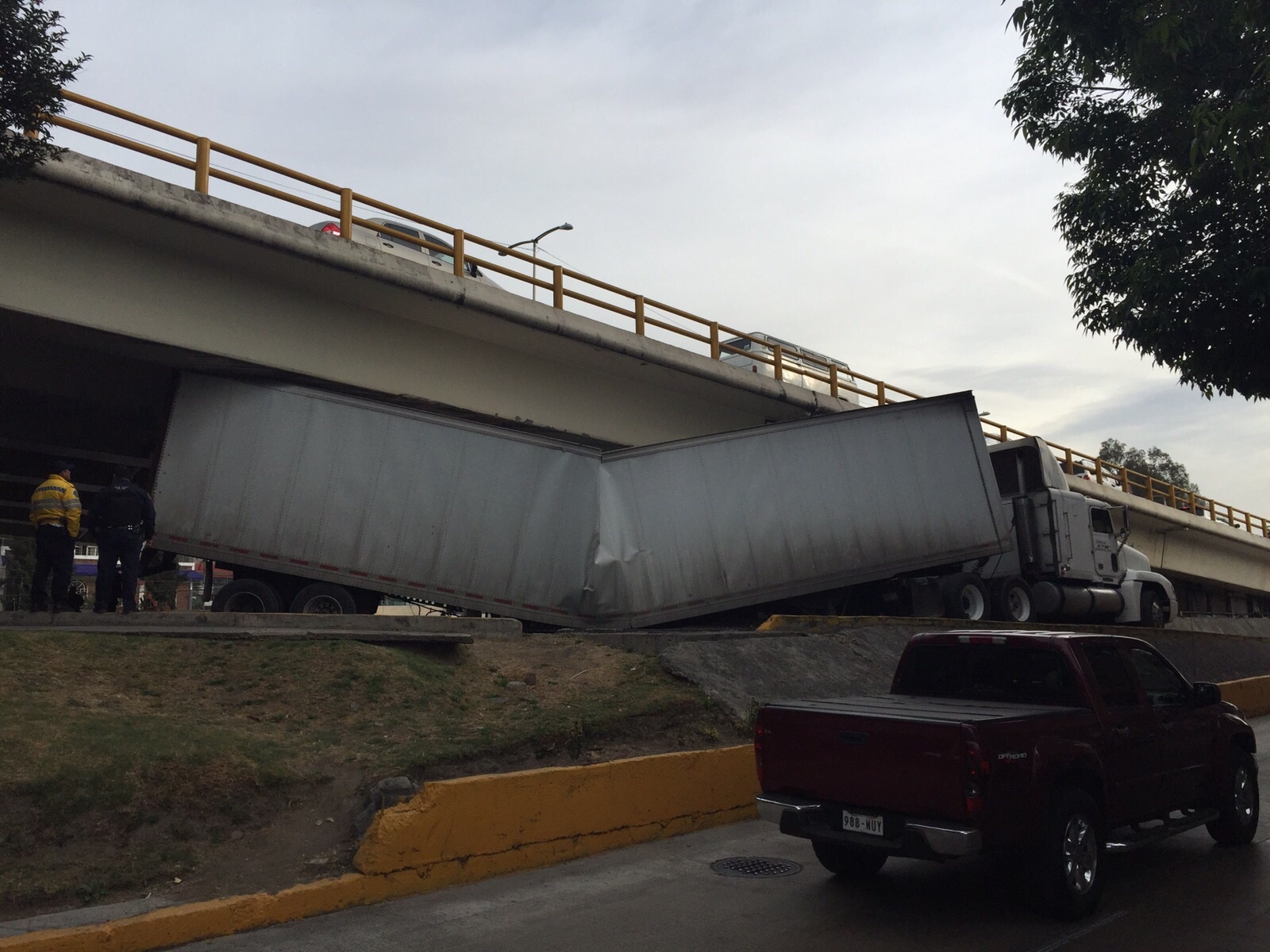 Caja de tráiler se rompe y atora en Circuito Interior