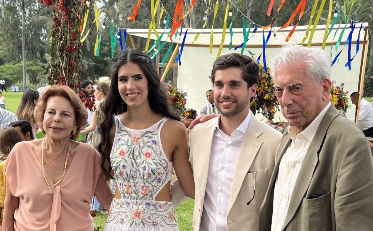 El momento más familiar de Mario Vargas Llosa y Patricia Llosa durante la boda de su nieta