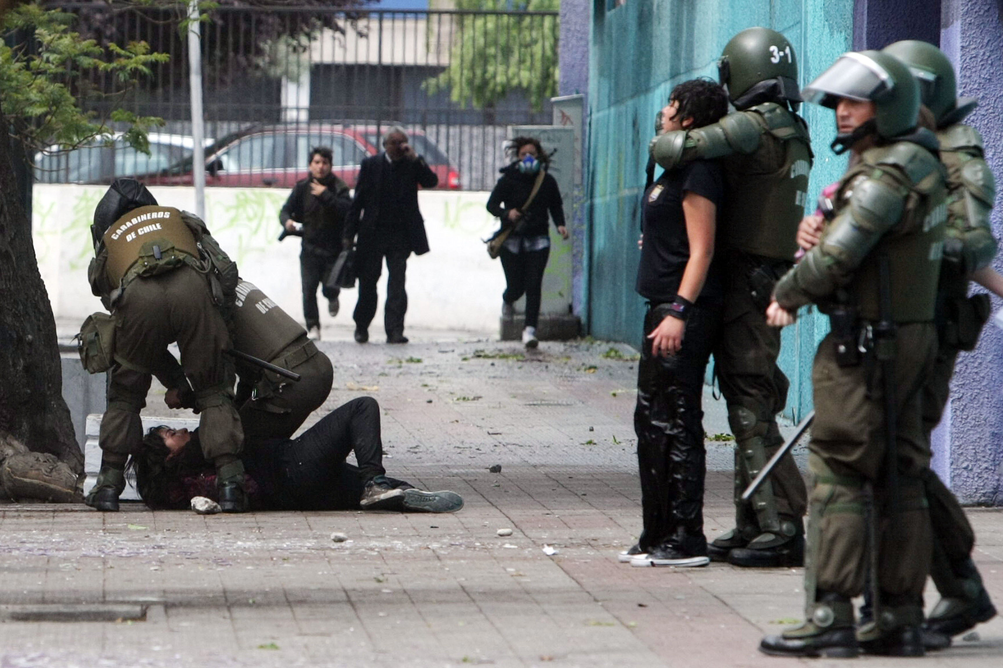 Policía de Chile "acotará" uso de escopetas antidisturbios en protestas