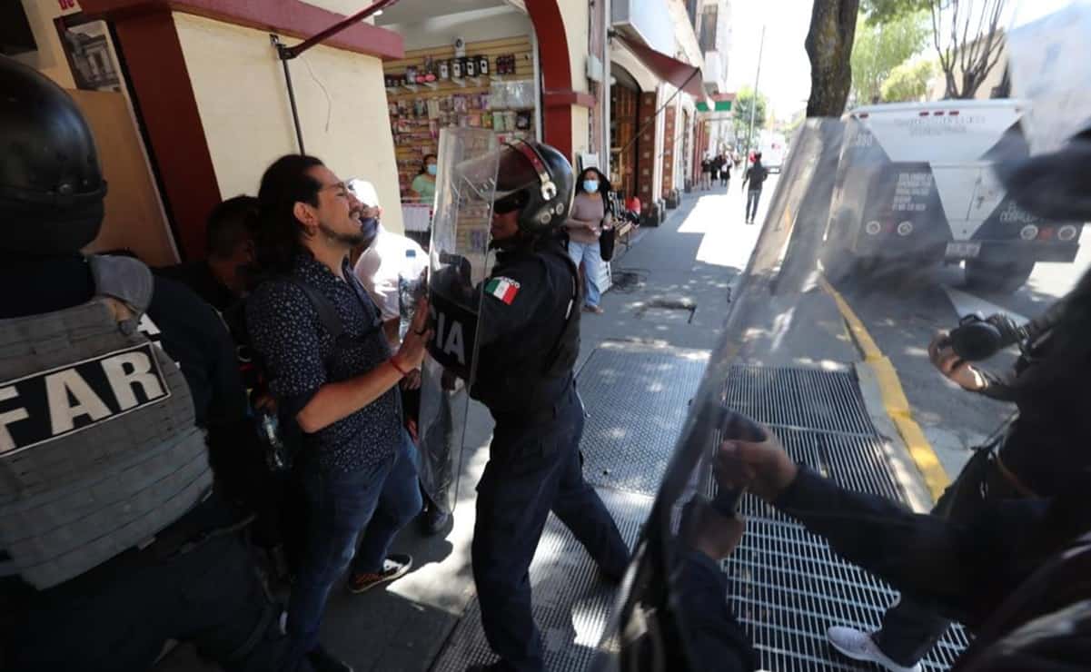 Policías agreden a periodista de EL UNIVERSAL durante marcha de comunidad gay en Toluca