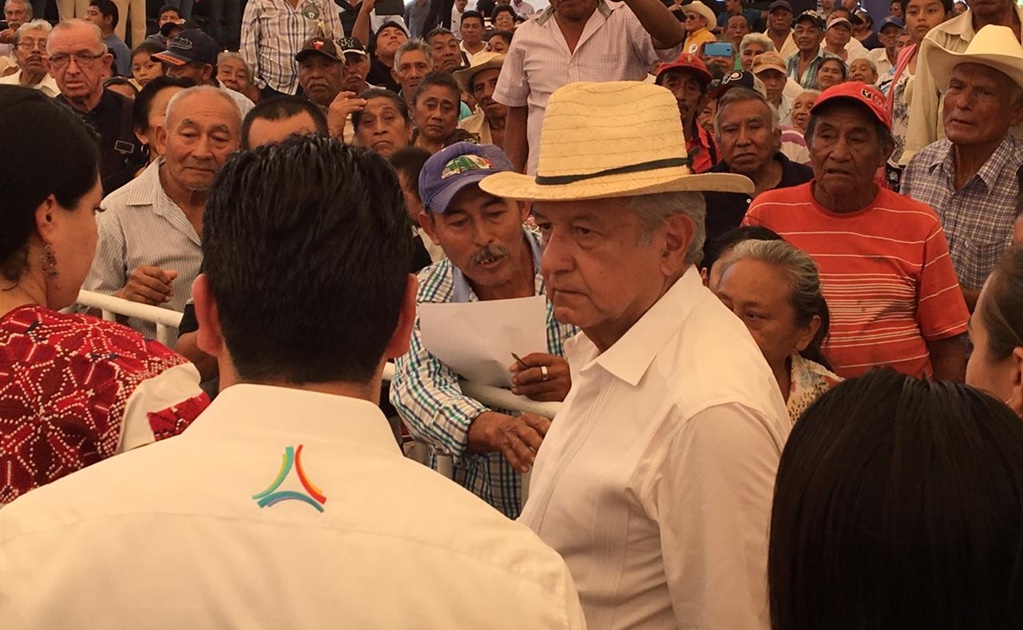 Abuchean al gobernador de Campeche durante evento con AMLO