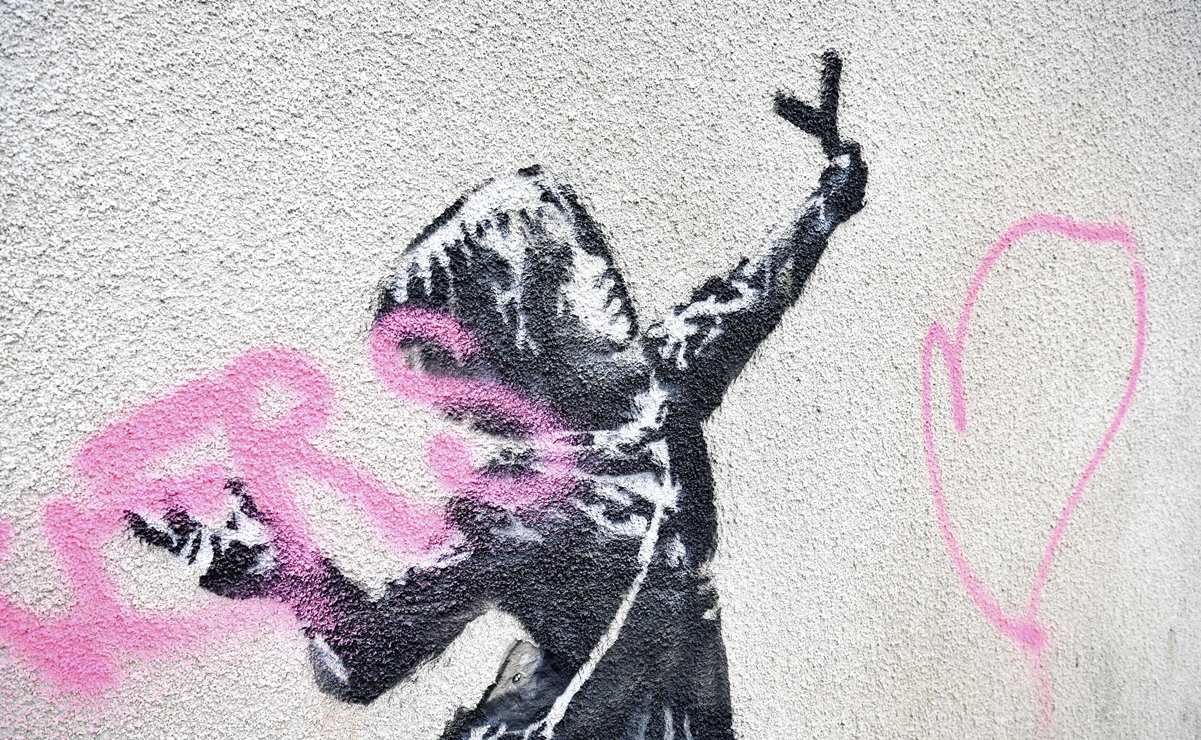 Protegen mural de Banksy que fue vandalizado en Gran Bretaña