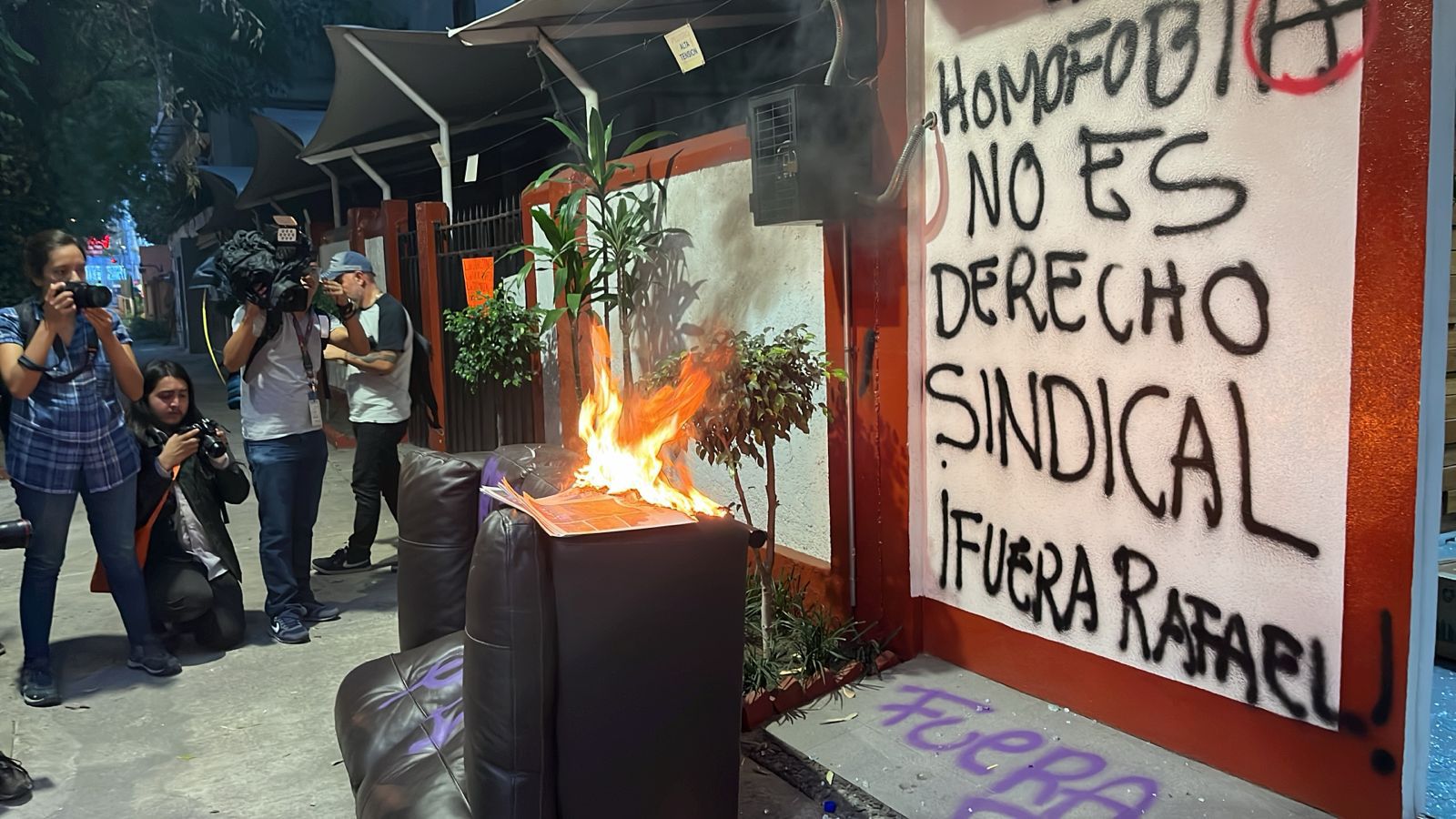 FOTOS: Activistas LGBT vandalizan oficinas del Sindicato del Infonavit