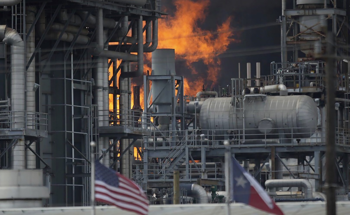 Se registra explosión e incendio en una refinería de Pemex en Deer Park, Texas