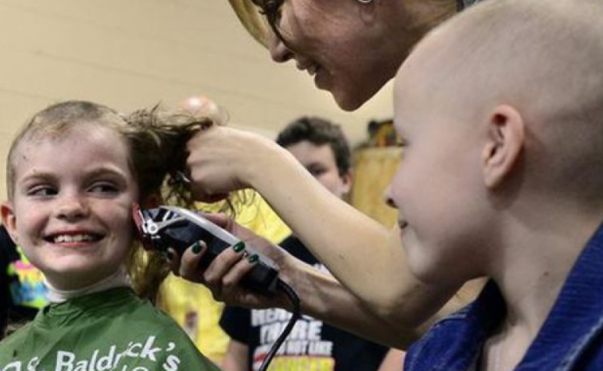 Niño se rapa la cabeza en apoyo a su amigo con cáncer en Inglaterra