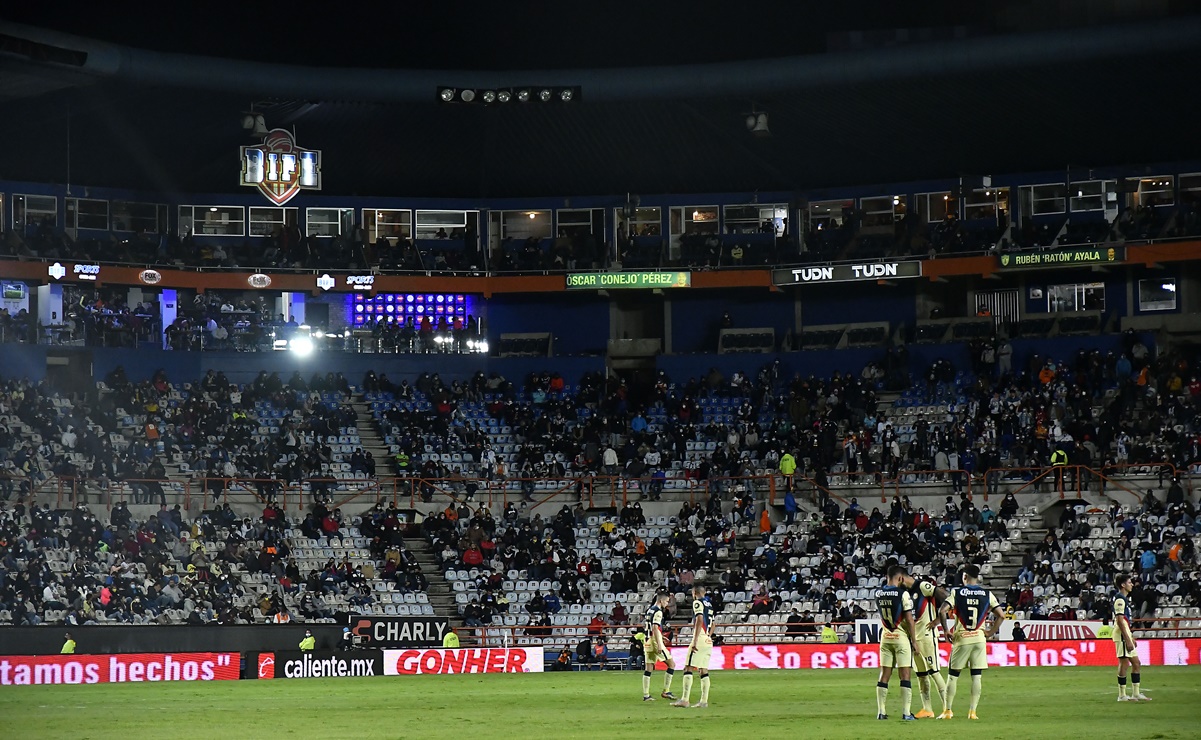 Estadio Hidalgo se queda sin luz; retrasa conferencias y provoca caos en la salida de la afición