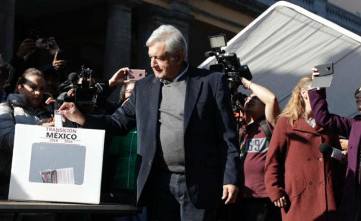 AMLO vota en la consulta del tren Maya