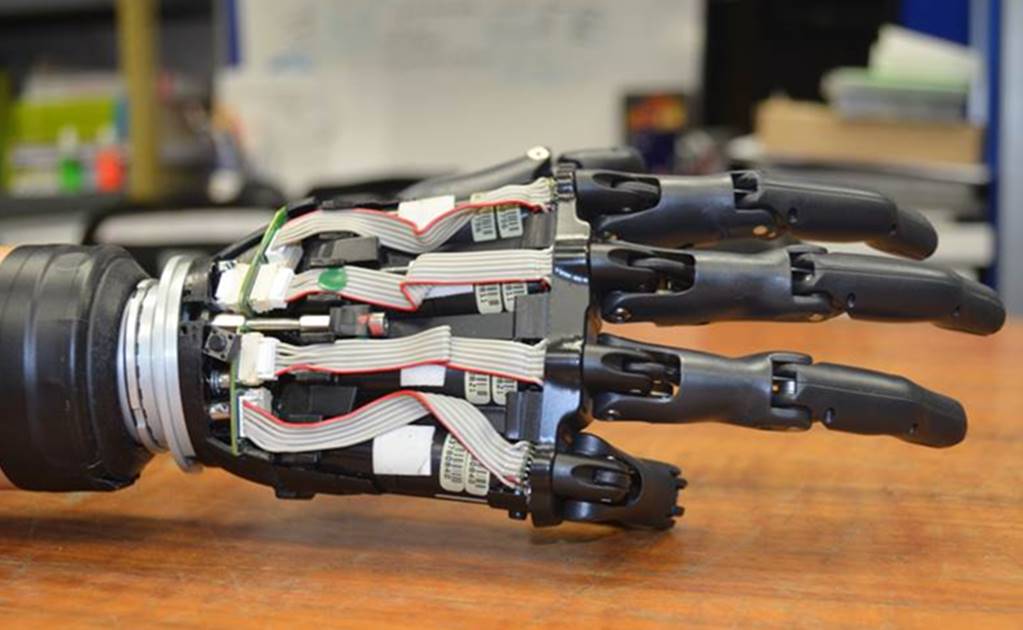 Joven se fabrica su propia mano biónica con impresora 3D