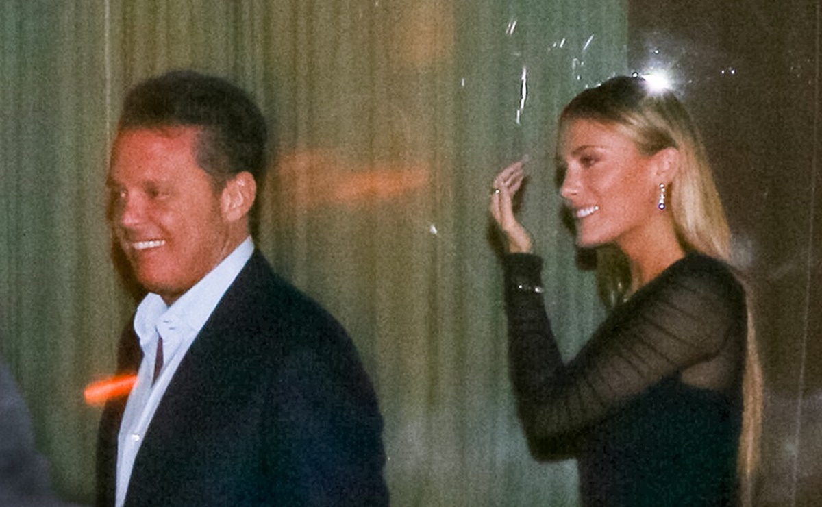 El look de transparencias con el que cautivó la novia de Luis Miguel