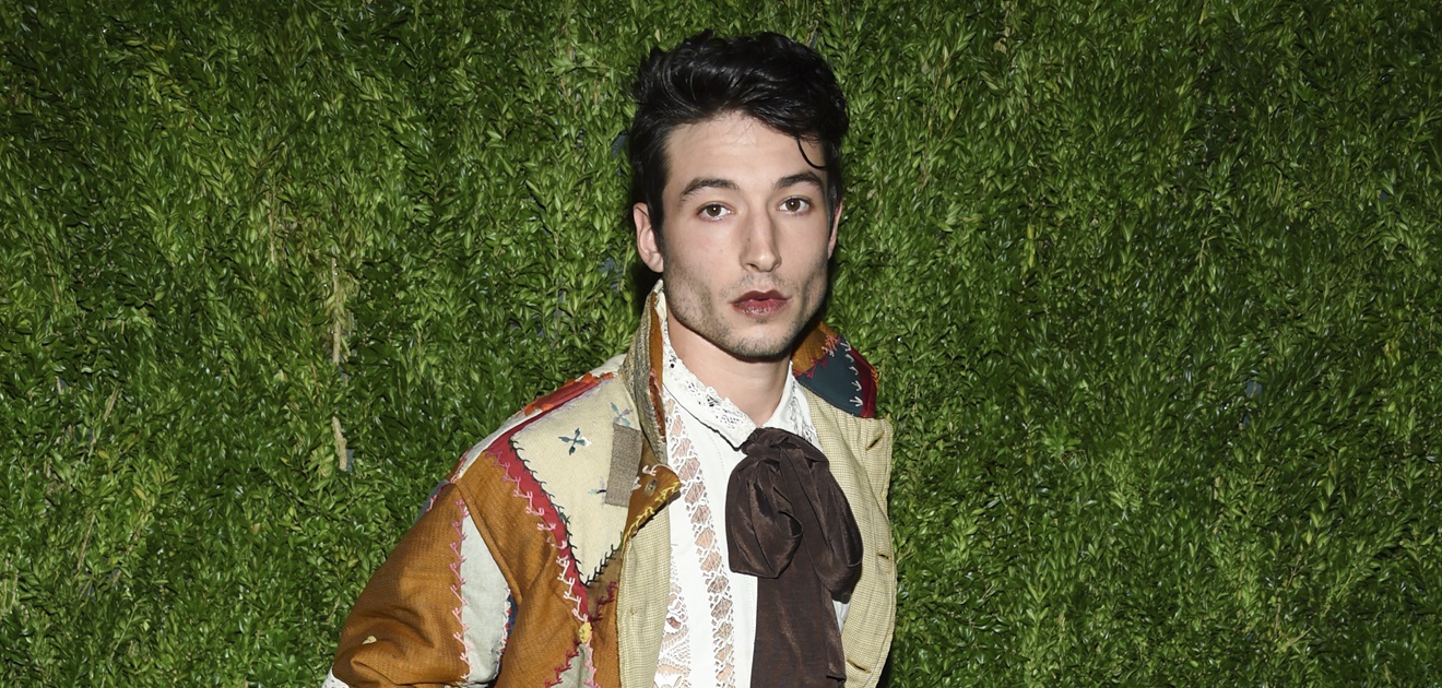 Viralizan video de Ezra Miller ahorcando a una fan