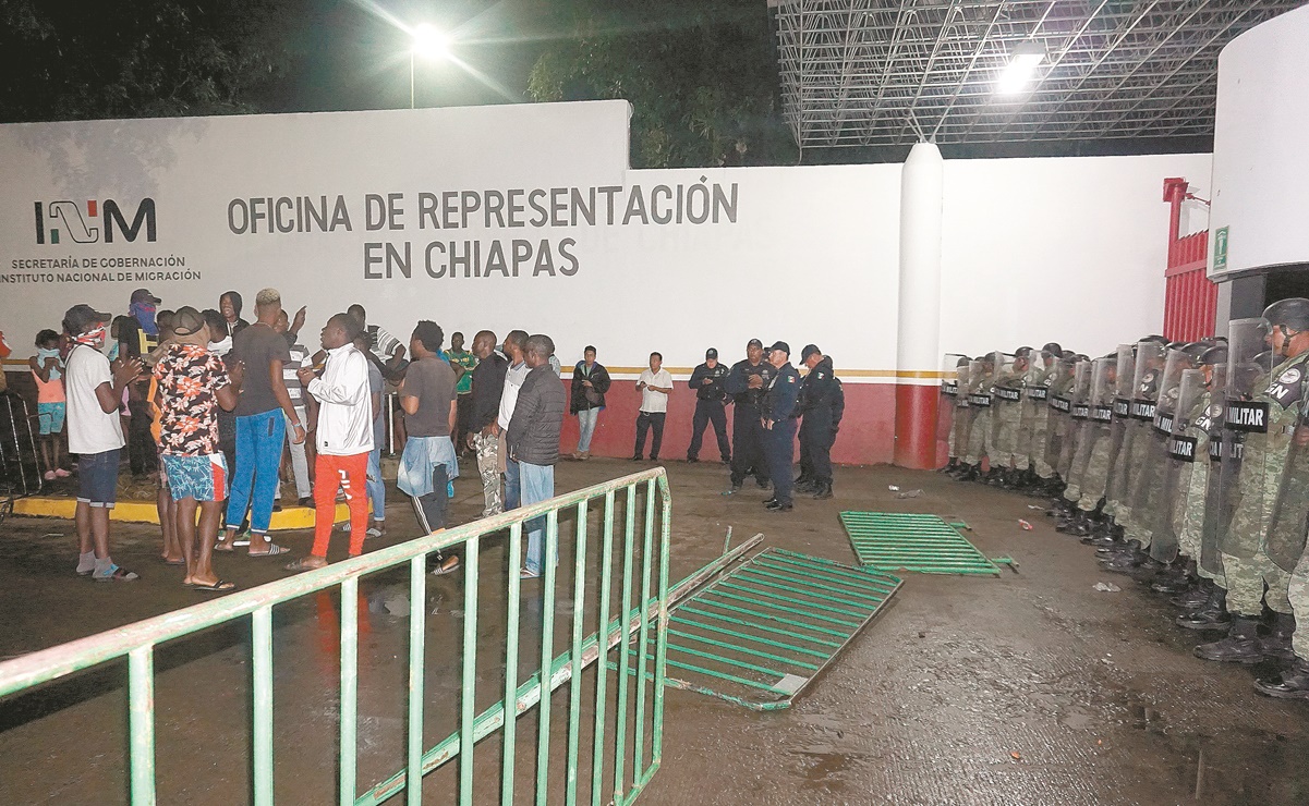 Africanos retiran campamento de estación migratoria en Tapachula
