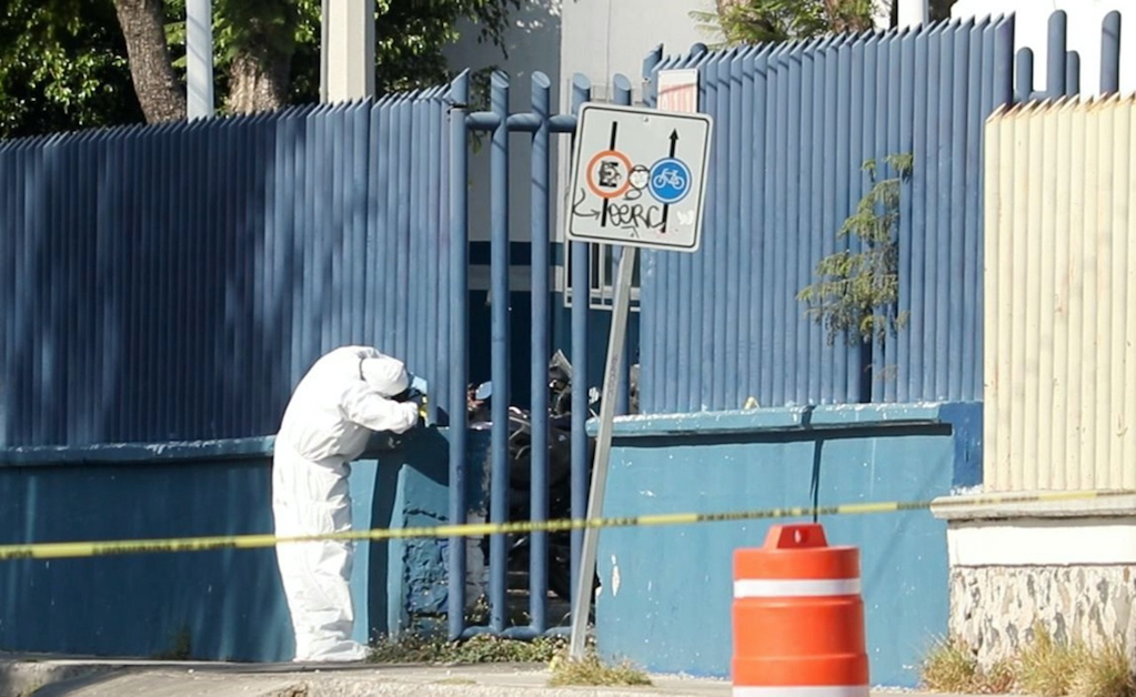 Balean y lanzan artefacto explosivo a módulo de la policía en Querétaro