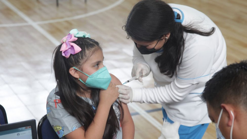 La OMS aprueba la primera vacuna anticovid elaborada en México y Argentina