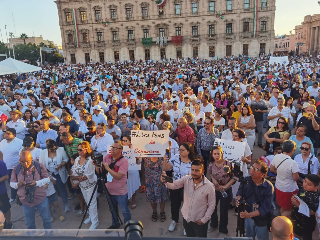 Organizaciones civiles se manifiestan en contra de los nuevos libros de texto de la SEP en Chihuahua