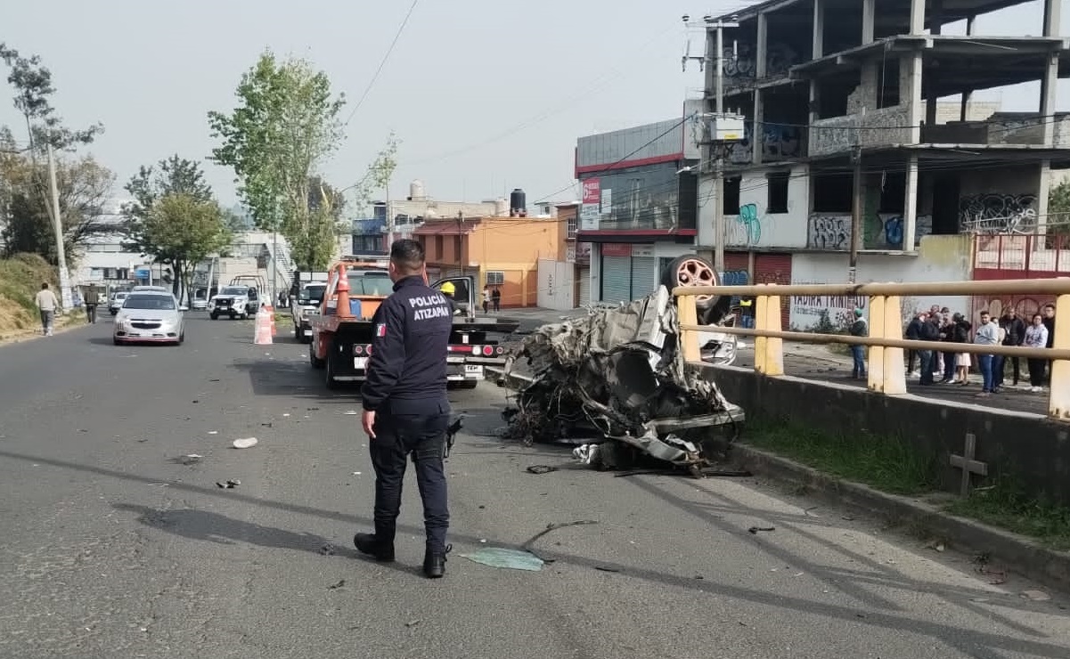 Fuerte accidente deja esta Navidad un hombre muerto y auto en pedazos en Atizapán