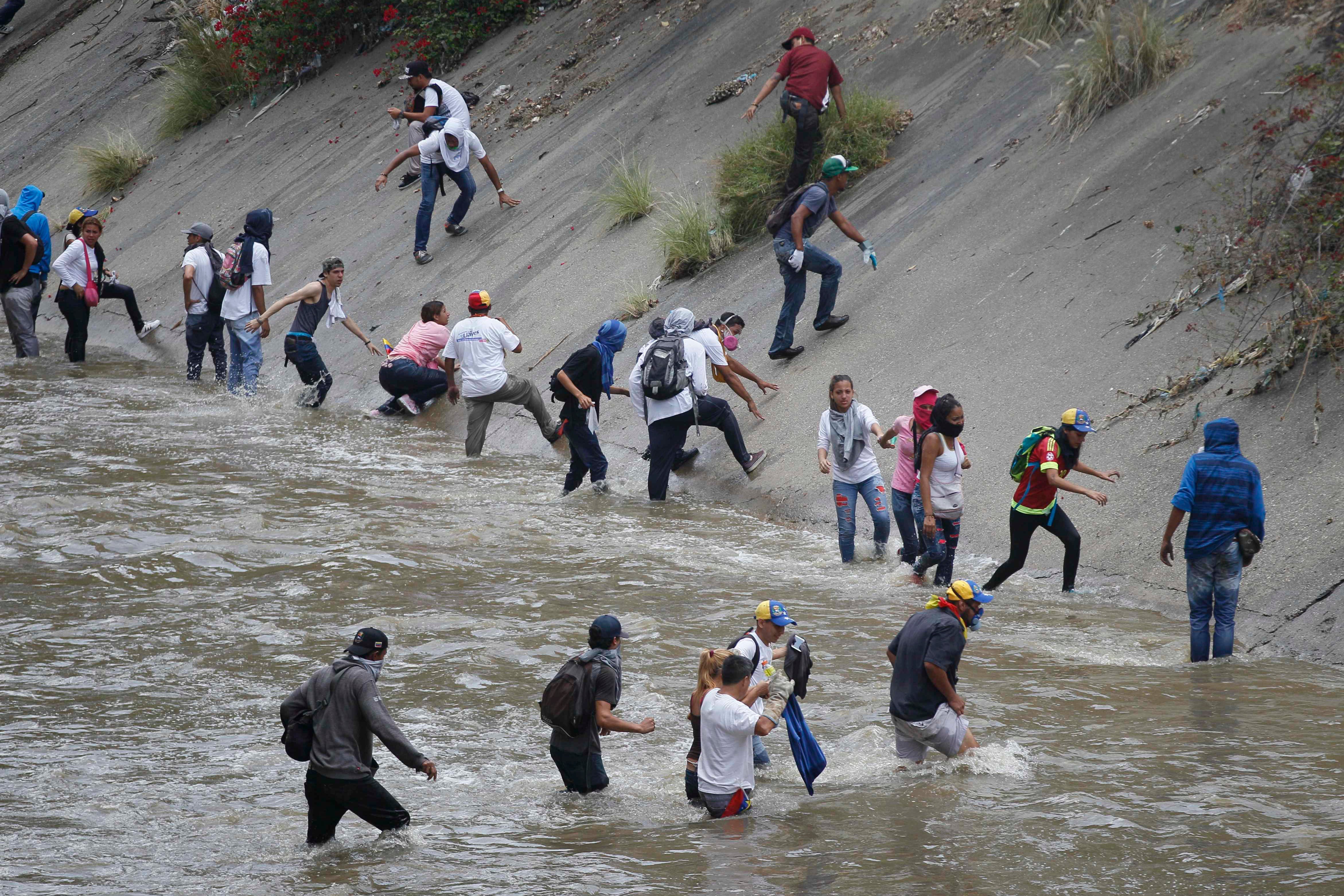 Venezuela: Manifestantes se lanzan al río para huir de gases lacrimógenos