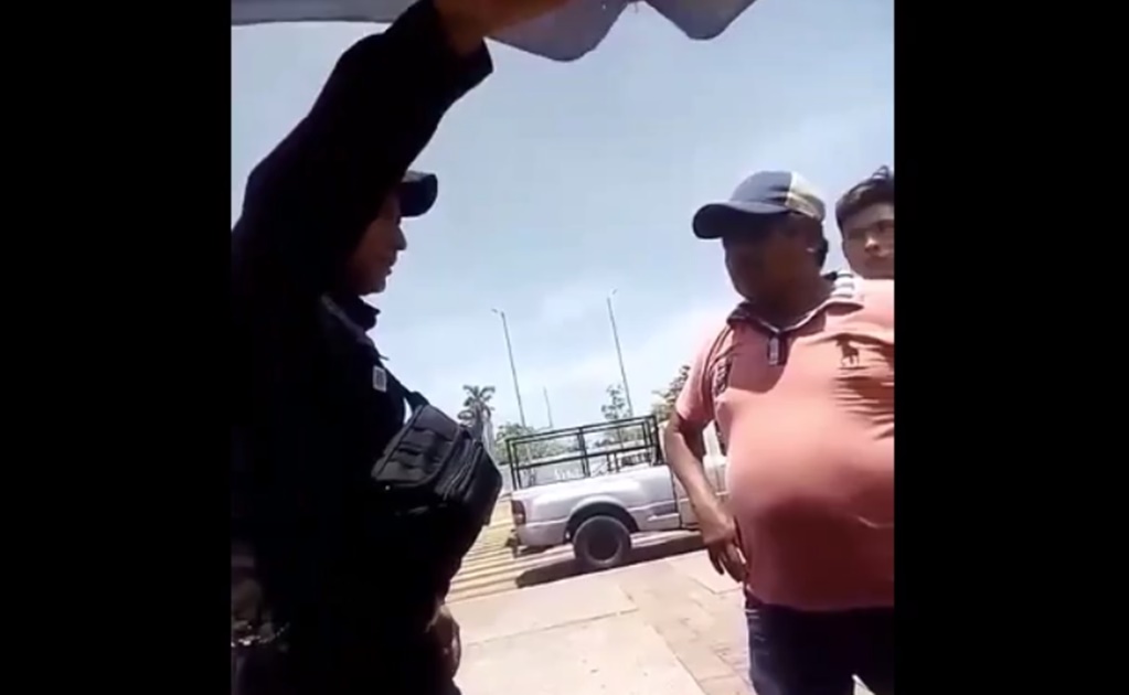Policías tiran mercancía y detienen a vendedores en Tabasco