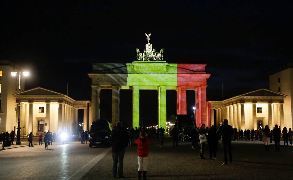Se iluminan monumentos con colores de bandera de Bélgica