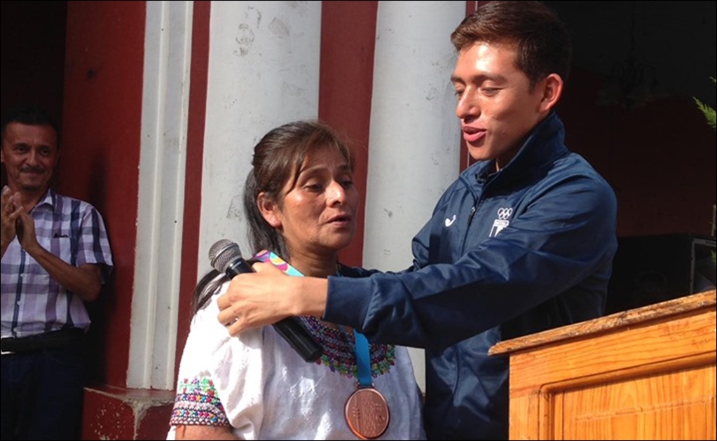 Alejandro Barrondo le obsequia medalla de Panamericanos a su madre