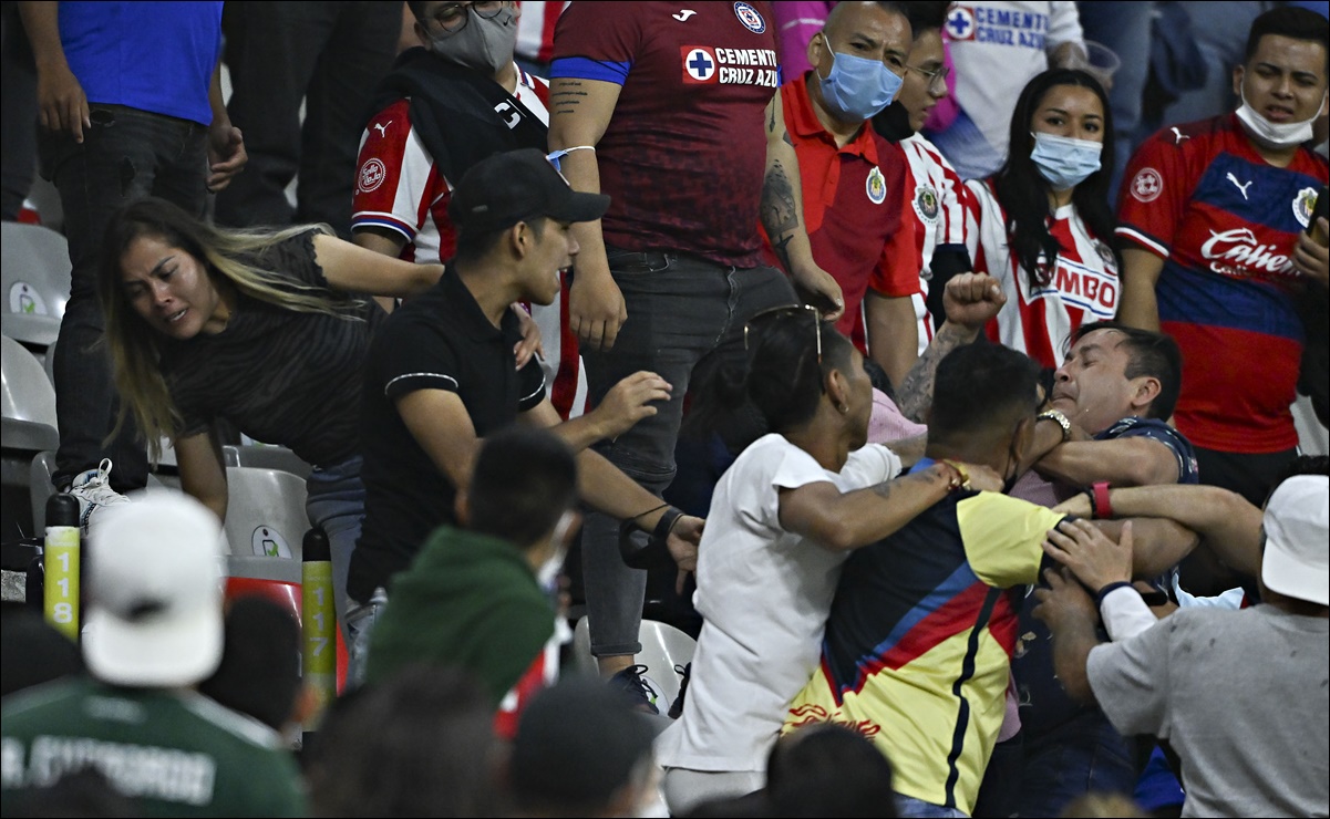 Tres detenidos por una bronca en el Estadio Azteca durante el Cruz Azul vs Chivas