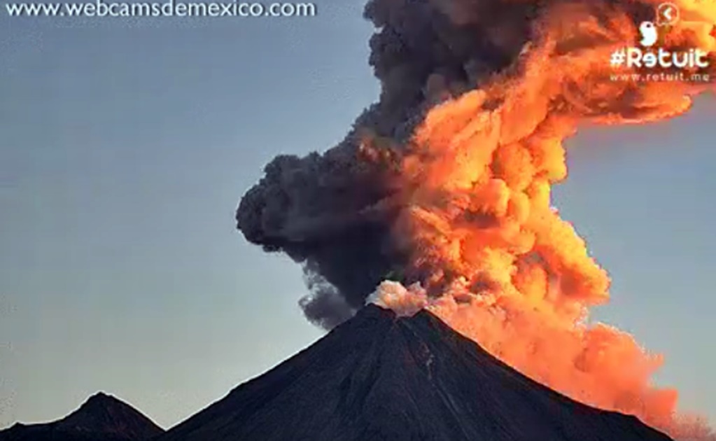 Volcán Colima emite fumarola de 2 km
