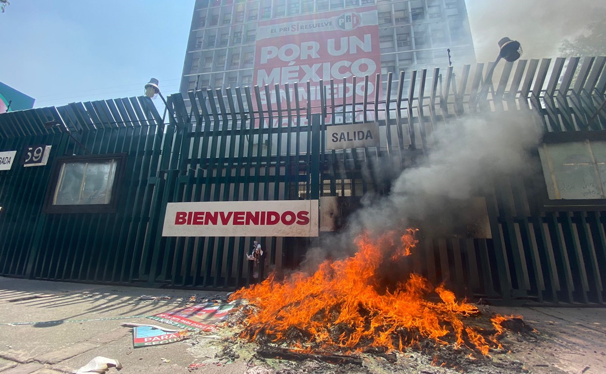 Maestros de la CNTE vandalizan sede del PRI; queman propaganda
