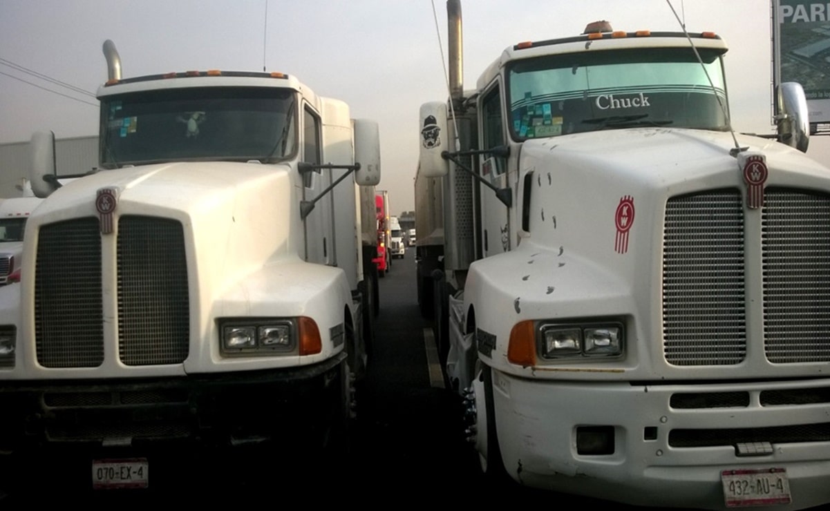 Gobernador de Texas deroga inspección de camiones en frontera con México