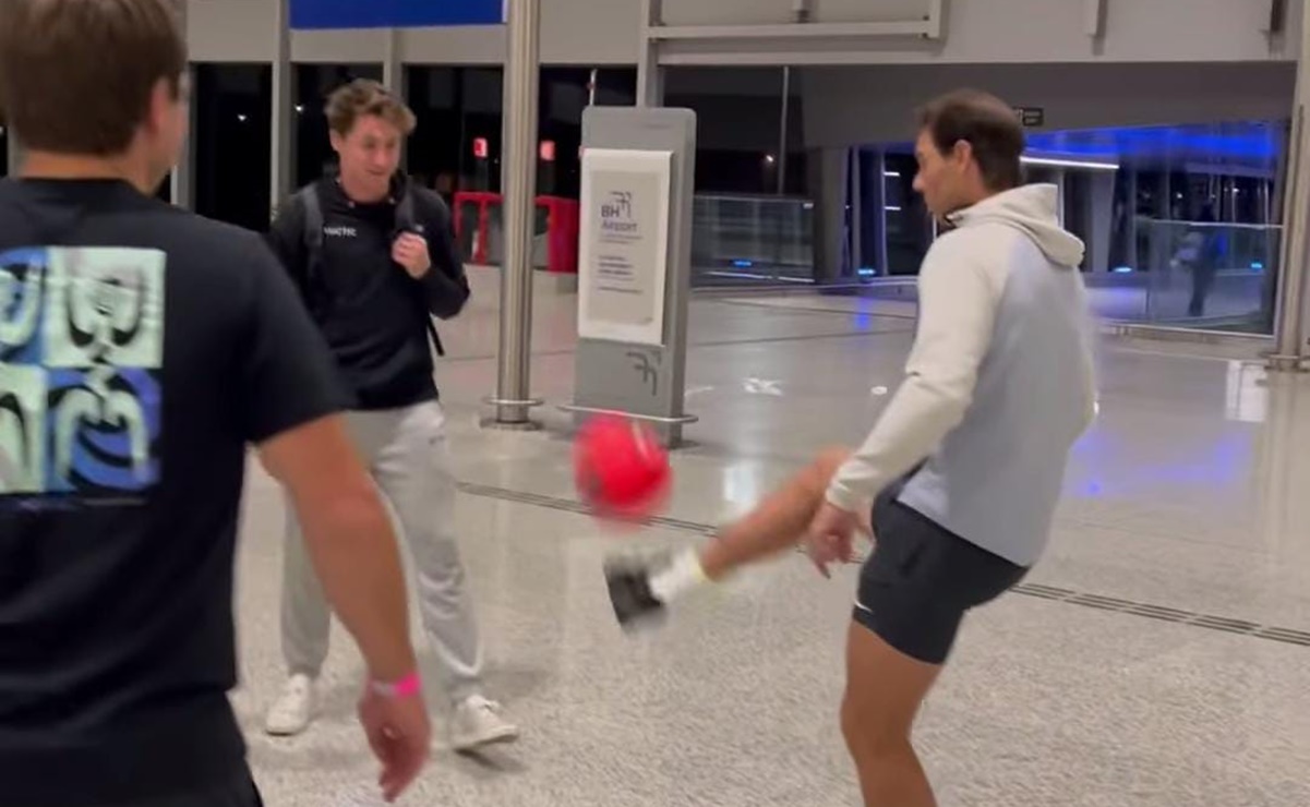 VIDEO: Rafa Nadal activa su modo mundialista y juega futbol en el aeropuerto de Brasil
