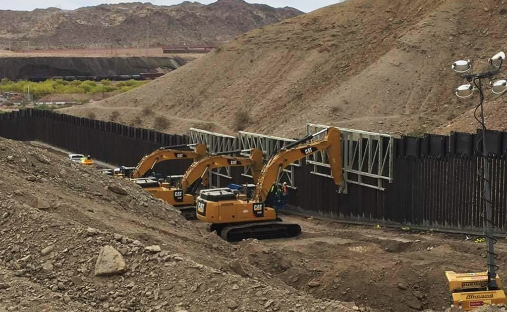 Donald Trump supporters build the first private border wall