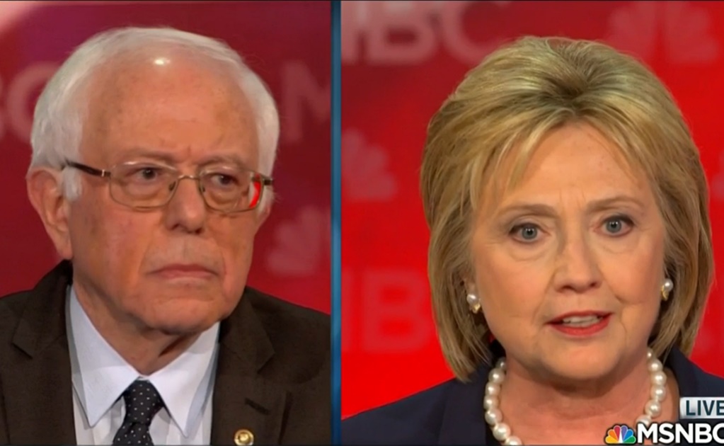 Chocan Clinton y Sanders en debate demócrata