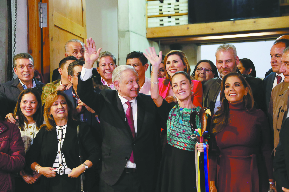 AMLO entrega bastón de mando a Sheinbaum