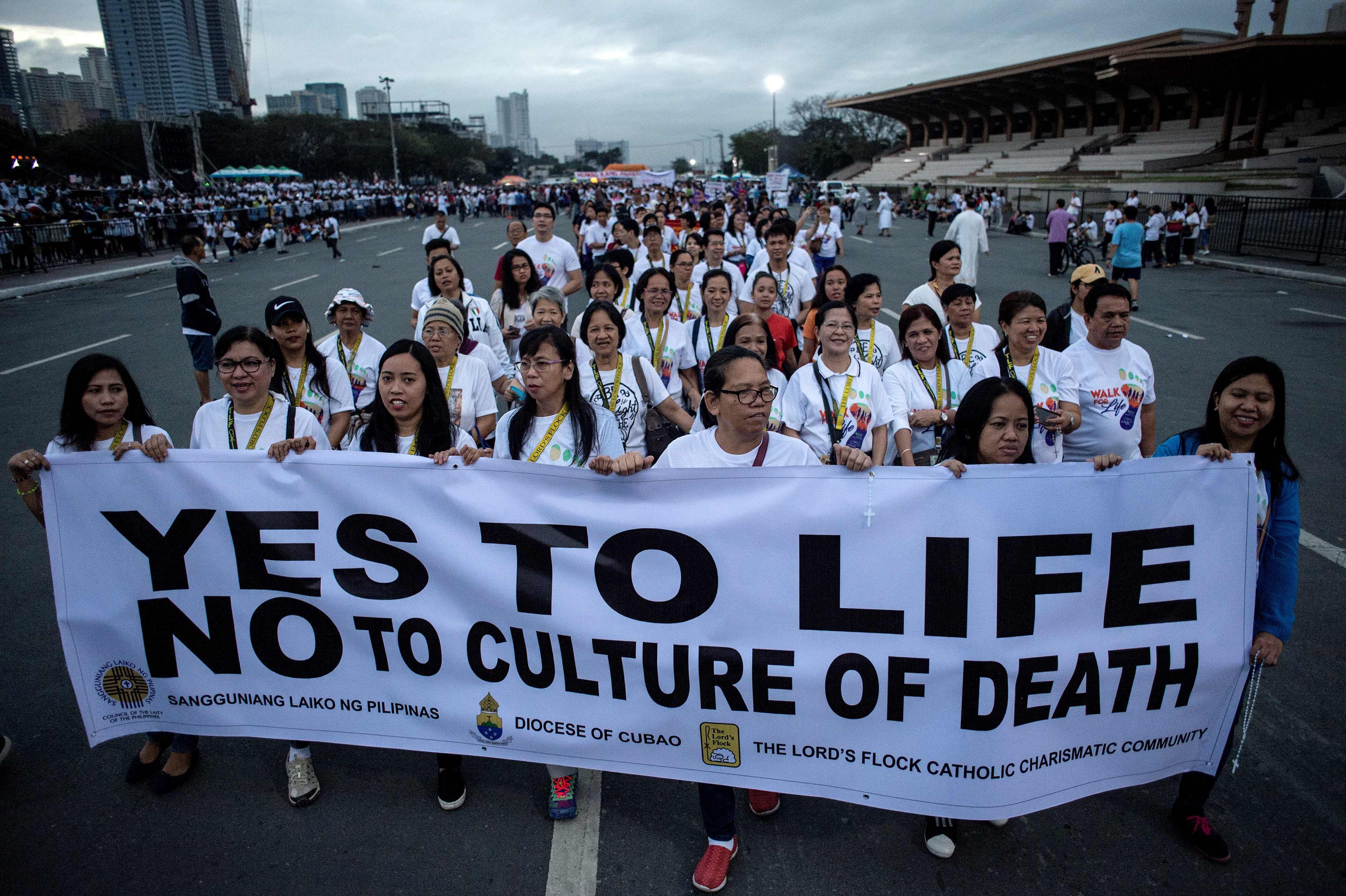 Filipinos protestan contra políticas de Duterte