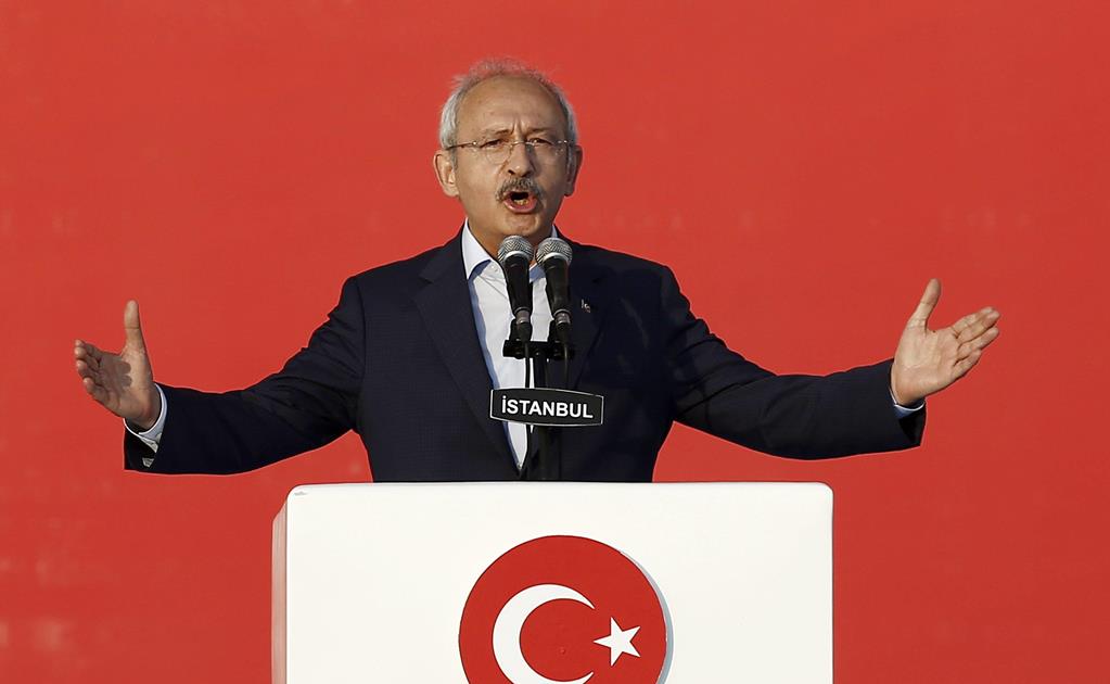 Líder opositor turco libra ataque en su contra 